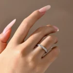 ⁦Silver Band Eternity Moissanite Ring Geometric Angular⁩ - الصورة ⁦5⁩