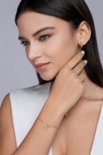 ⁦Set With Top-quality Moissanite, This Luxurious And Fashionable Light Luxury Trend Jewelry Silver Bracelet Is S925 Silver-plated With Gold⁩ - الصورة ⁦5⁩