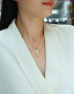 ⁦Fallen Leaves Starlight - A Fashionable And Trendy Necklace Pendant Set With Top-quality Moissanite S925 Silver And Gold-plated.⁩ - الصورة ⁦2⁩