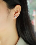 ⁦Quiet - Set With 1-carat Top-quality Moissanite S925 Silver And Platinum-plated Stud Earrings, A Fashionable And Trendy Accessory⁩ - الصورة ⁦3⁩