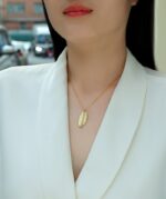 ⁦Fallen Leaves Starlight - A Fashionable And Trendy Necklace Pendant Set With Top-quality Moissanite S925 Silver And Gold-plated.⁩ - الصورة ⁦3⁩