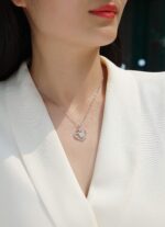 ⁦Heart To Heart - A Fashionable And Light Luxury Jewelry Pendant Necklace Set With Top-quality Moissanite, S925 Silver Plated Platinum⁩ - الصورة ⁦6⁩
