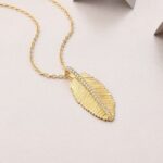 ⁦Fallen Leaves Starlight - A Fashionable And Trendy Necklace Pendant Set With Top-quality Moissanite S925 Silver And Gold-plated.⁩ - الصورة ⁦6⁩