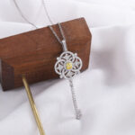 ⁦Luxury Ascot Yellow Diamond Key Pendant Heavy Industry Inlaid High Carbon Diamond Collar Chain⁩ - الصورة ⁦3⁩