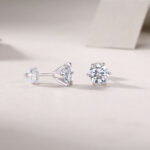 ⁦Diamond Protection - Set With 1-carat Top-quality Moissanite S925, Silver And Platinum-plated Stud Earrings⁩ - الصورة ⁦4⁩