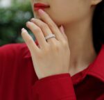 ⁦Luo Shen - A Wedding Ring Set With Top-quality Egg-shaped Moissanite S925 Silver And Platinum-plated Diamond.⁩ - الصورة ⁦4⁩
