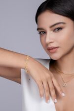 ⁦Set With Top-quality Moissanite, This Luxurious And Fashionable Light Luxury Trend Jewelry Silver Bracelet Is S925 Silver-plated With Gold⁩ - الصورة ⁦7⁩