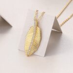 ⁦Fallen Leaves Starlight - A Fashionable And Trendy Necklace Pendant Set With Top-quality Moissanite S925 Silver And Gold-plated.⁩ - الصورة ⁦4⁩