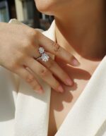 ⁦Petal Morning Dew - A Wedding Ring Set With Top-quality 1-carat Moissanite S925 Silver And Platinum-plated Diamond. The Ring Can Be Inspected With A Diamond Pen⁩ - الصورة ⁦4⁩